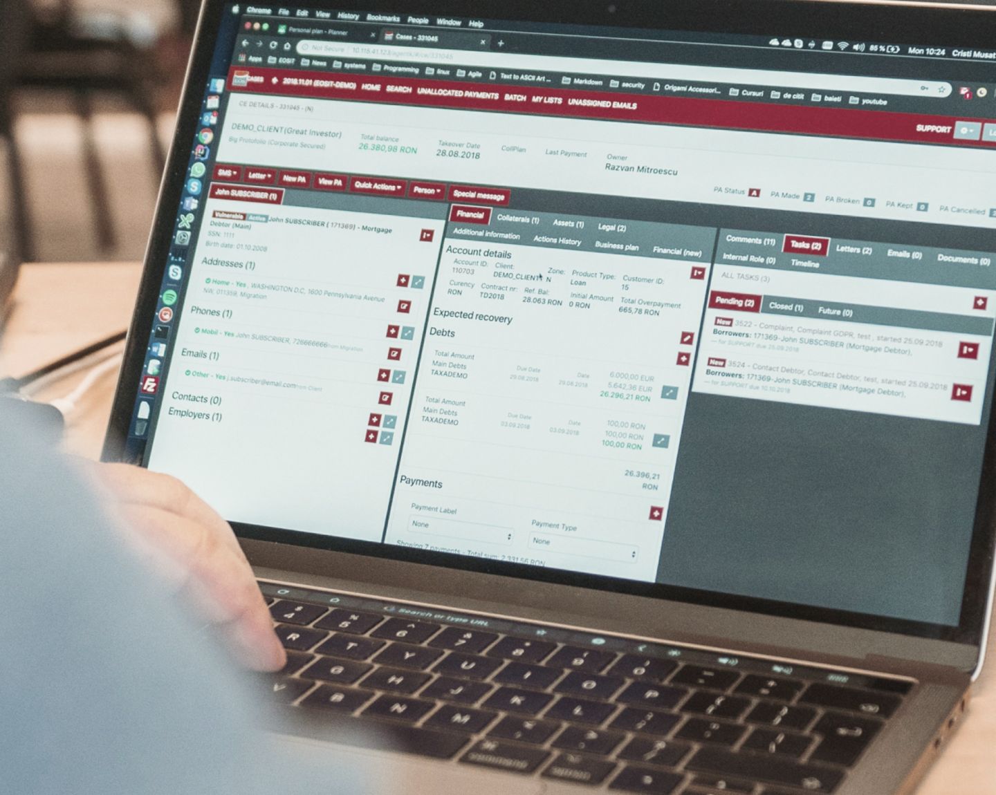 A foto mostra um laptop aberto com uma página do Kollecto+ no ecrã. O texto por baixo da foto diz o seguinte: “Até ao final de 2023, oito das 24 empresas EOS utilizarão o Kollecto+, estando outros lançamentos previstos para breve.”