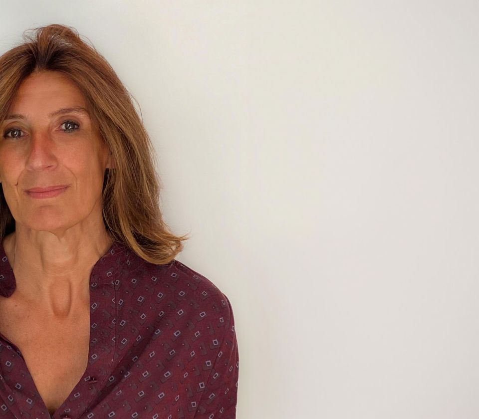 Retrato de Nathalie Lameyre, de pé em uma sala iluminada