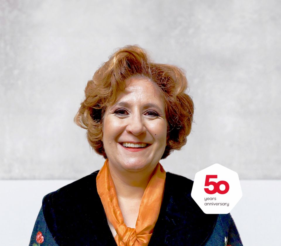 Retrato de Patrizia Christen, Especialista em Cobranças, EOS Suíça em frente a um fundo claro