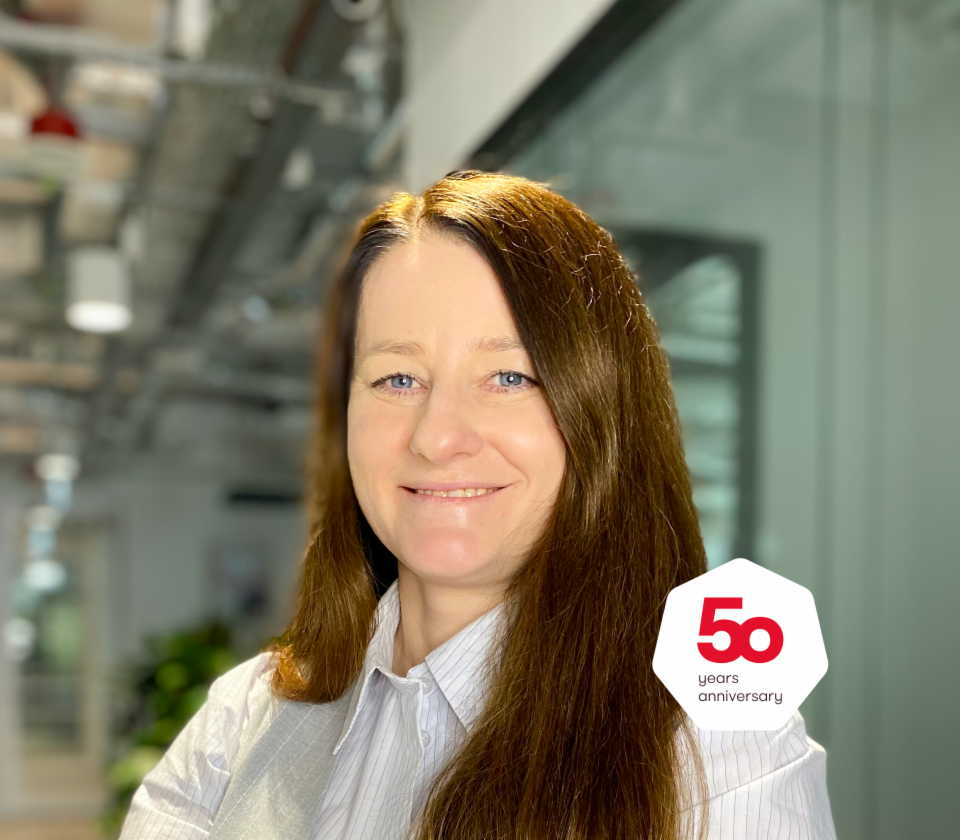 Retrato de Agnieszka Chromińska, Diretora do Departamento de Recebíveis Não Garantidos, EOS Polônia em um contexto de escritório