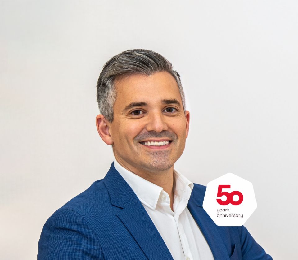  Retrato de Carlos Lorenzo, Diretor Geral, EOS Espanha em frente a um fundo claro