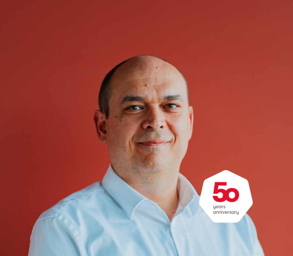 Retrato de Cristian Musat, Diretor Geral da EOS Technology Solutions em frente a um fundo vermelho