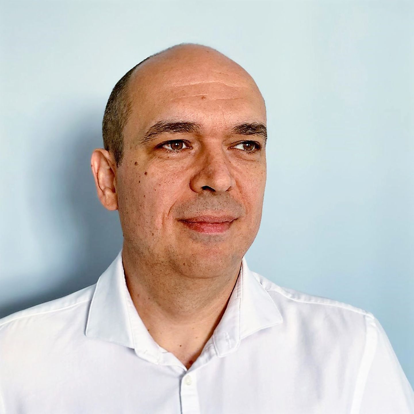 Uma foto de retrato mostra Cristian Musat, Diretor-Geral da EOS Technology Solutions e responsável pelo Kollecto+.
