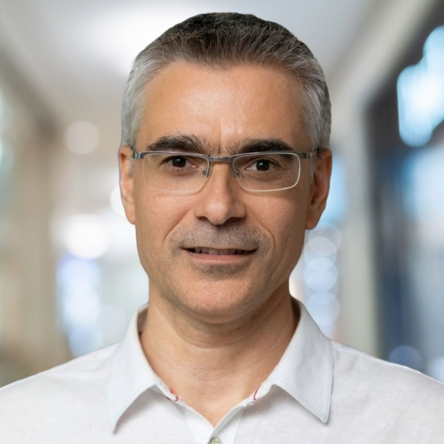 A imagem apresenta um retrato do parceiro de conversa Dobrin Mirevski, Chief Digital Officer na EOS Bulgária.