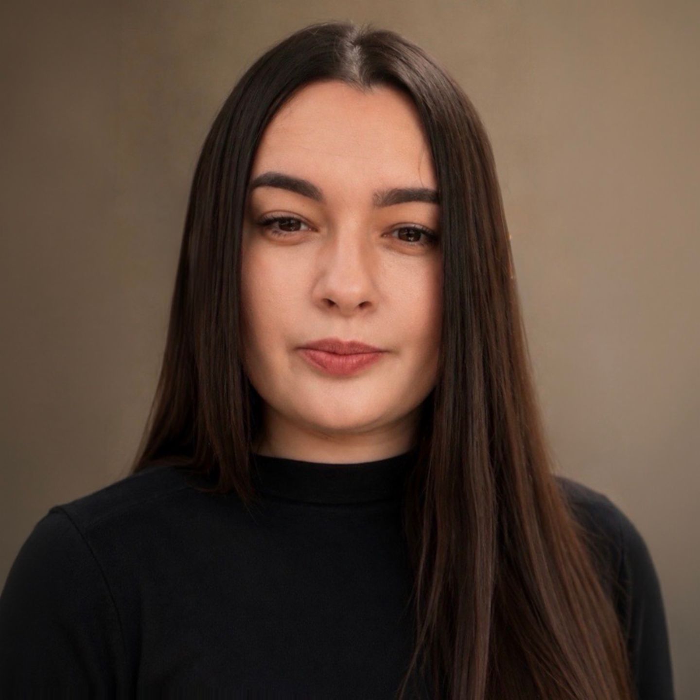 Daniela Moaca, Senior Manager IT na EOS Romania, fotografia de retrato com uma camisola de gola alta escura.
