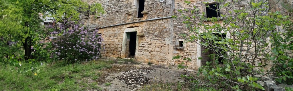 Uma fotografia mostra um edifício degradado em Režanci, na Croácia. Um "ativo irrecuperável" que a EOS Croatia está a colocar de novo no mercado.