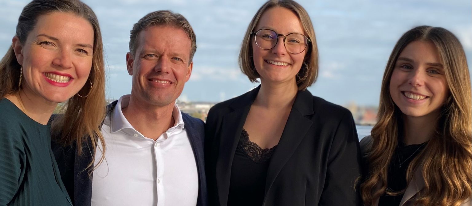 Uma foto mostra a equipe da finlit foundation, pertencente à EOS: Jana Titov, Sebastian Richter, Marie Langeloh, Leonie Schoch (da esquerda para a direita).