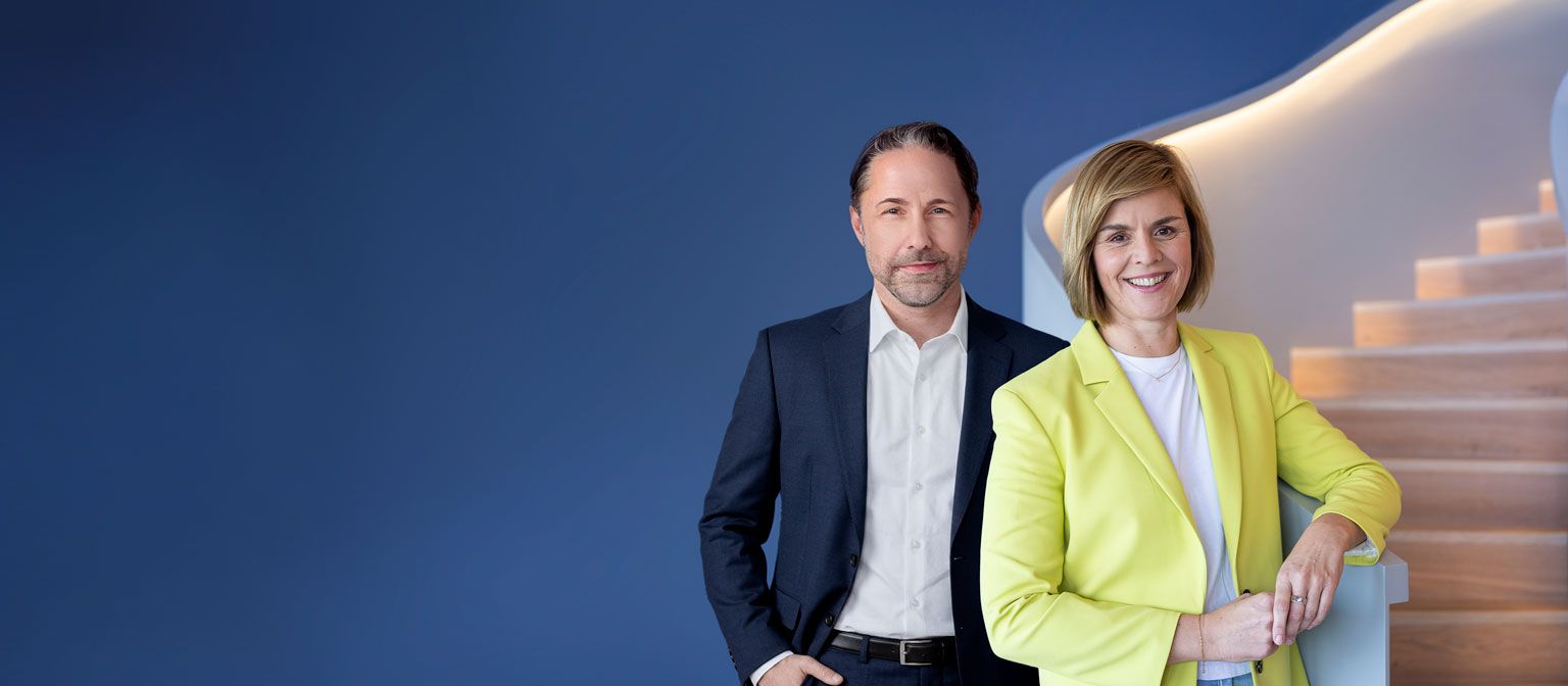 A imagem mostra Marwin Ramcke, CEO do Grupo EOS, e a Dr. Eva Griewel, CFO do Grupo EOS, juntos.