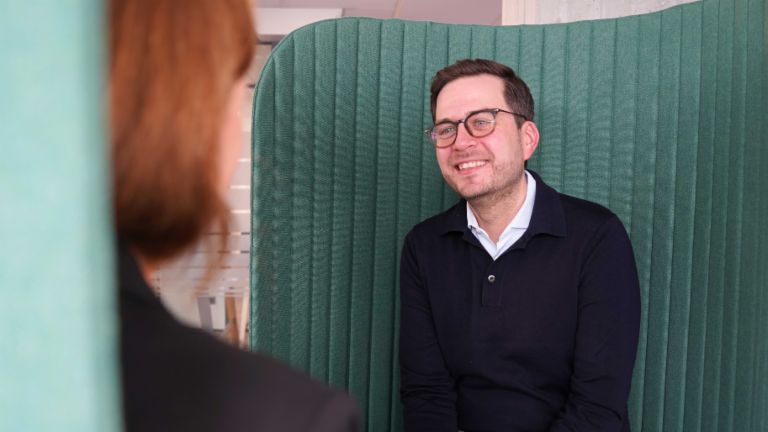 Homem em ambiente de escritório durante uma entrevista