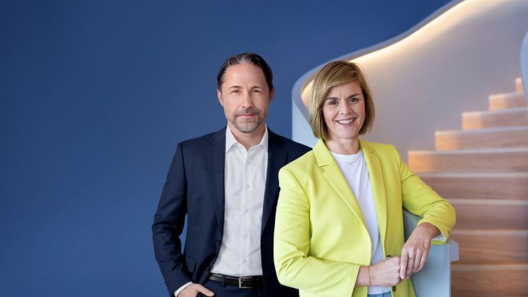A imagem mostra Marwin Ramcke, CEO do Grupo EOS, e a Dr. Eva Griewel, CFO do Grupo EOS, juntos.