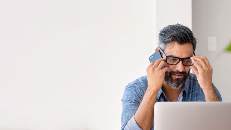 Homem ligando para o atendimento ao cliente da EOS – consulta pessoal sobre dívidas pendentes