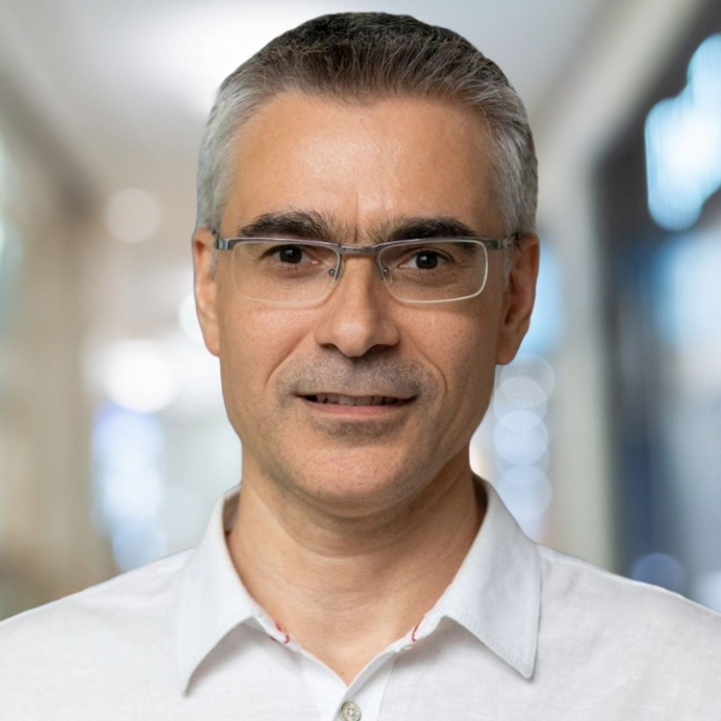 A imagem apresenta um retrato do parceiro de conversa Dobrin Mirevski, Chief Digital Officer na EOS Bulgária.