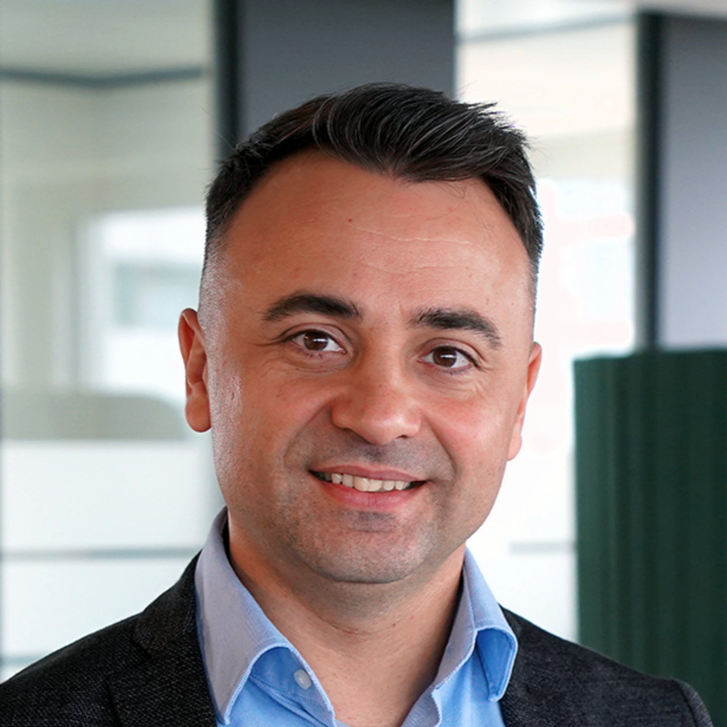Retrato de Paul Baltag, Gerente de Transformação Digital na EOS Romênia. A imagem mostra um retrato do parceiro de conversa Paul Baltag, Gerente de Transformação Digital na EOS Romênia.