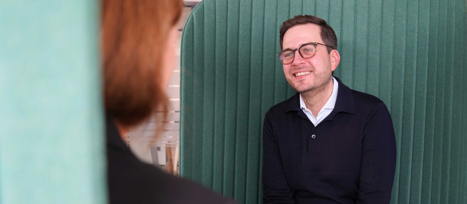 Homem em ambiente de escritório durante uma entrevista