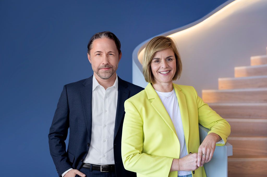 A imagem mostra Marwin Ramcke, CEO do Grupo EOS, e a Dr. Eva Griewel, CFO do Grupo EOS, juntos.