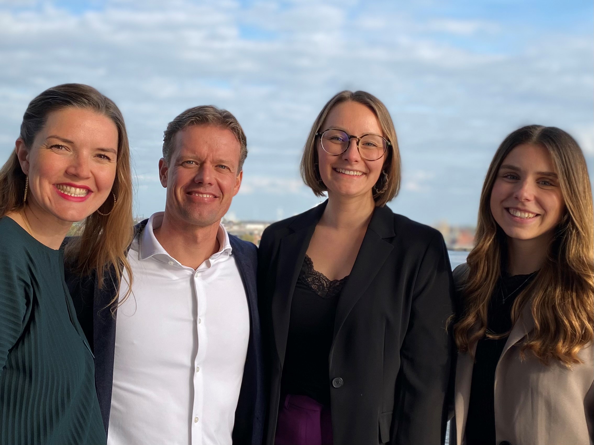 Uma foto mostra a equipe da finlit foundation, pertencente à EOS: Jana Titov, Sebastian Richter, Marie Langeloh, Leonie Schoch (da esquerda para a direita).