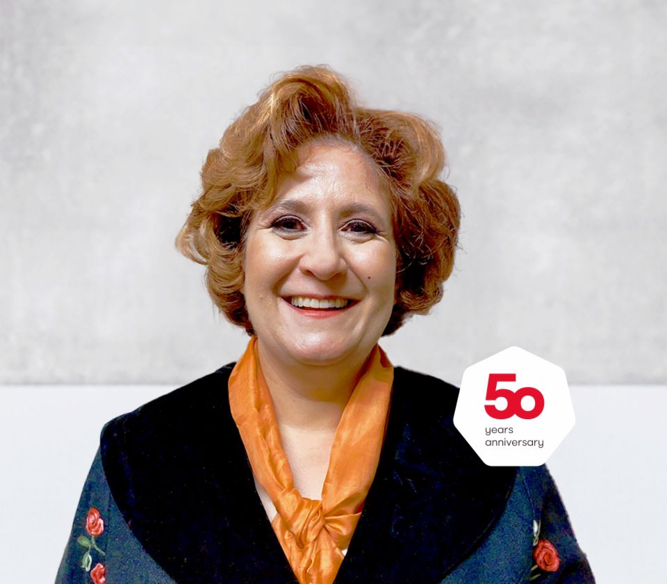 Retrato de Patrizia Christen, Especialista em Cobranças, EOS Suíça em frente a um fundo claro