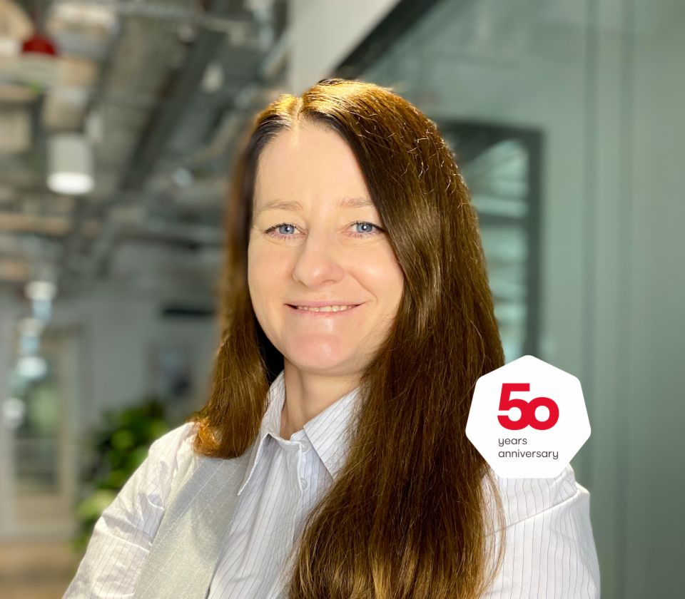 Retrato de Agnieszka Chromińska, Diretora do Departamento de Recebíveis Não Garantidos, EOS Polônia em um contexto de escritório