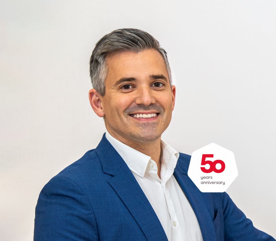  Retrato de Carlos Lorenzo, Diretor Geral, EOS Espanha em frente a um fundo claro
