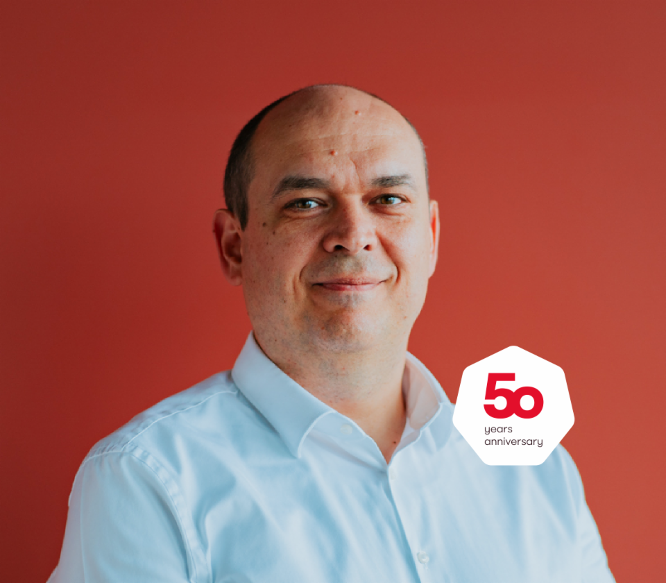 Retrato de Cristian Musat, Diretor Geral da EOS Technology Solutions em frente a um fundo vermelho