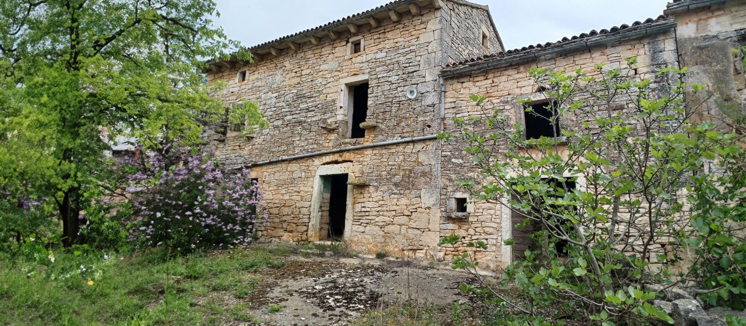 Uma fotografia mostra um edifício degradado em Režanci, na Croácia. Um "ativo irrecuperável" que a EOS Croatia está a colocar de novo no mercado.