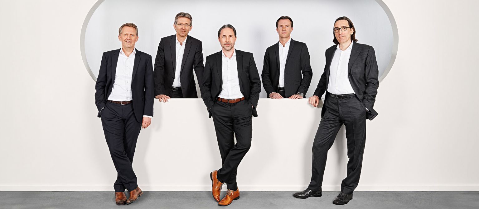 A fotografia de grupo mostra os Diretores da EOS (da esquerda para a direita) Andreas Kropp (Alemanha), Justus Hecking-Veltman (Finanças), Marwin Ramcke (Diretor Executivo), Carsten Tidow (Europa de Leste) e Dr. Andreas Witzig (Europa Ocidental).