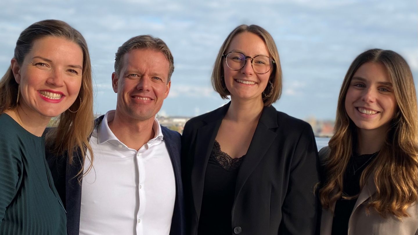 Uma foto mostra a equipe da finlit foundation, pertencente à EOS: Jana Titov, Sebastian Richter, Marie Langeloh, Leonie Schoch (da esquerda para a direita).