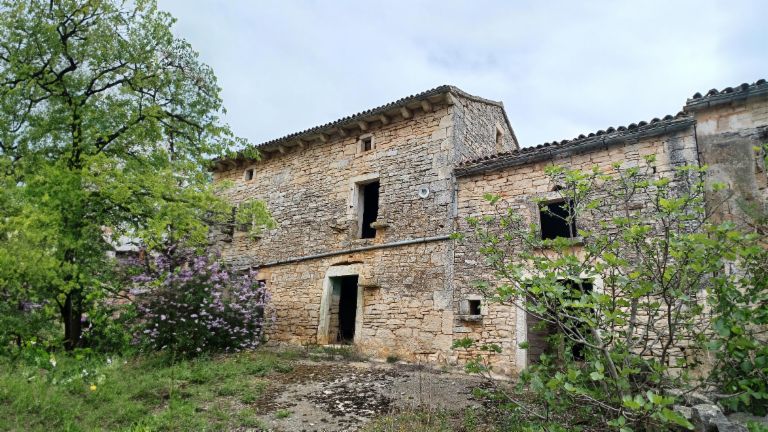 Uma fotografia mostra um edifício degradado em Režanci, na Croácia. Um "ativo irrecuperável" que a EOS Croatia está a colocar de novo no mercado.