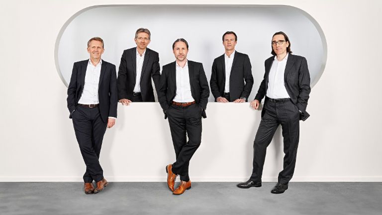 A fotografia de grupo mostra os Diretores da EOS (da esquerda para a direita) Andreas Kropp (Alemanha), Justus Hecking-Veltman (Finanças), Marwin Ramcke (Diretor Executivo), Carsten Tidow (Europa de Leste) e Dr. Andreas Witzig (Europa Ocidental).
