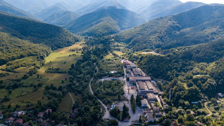 Gestão de recebíveis: A imagem mostra uma vista aérea da fábrica de mármore em Berkovitsa, rodeada por muitas árvores num vale. Devido ao empenho da EOS, a empresa tradicional foi preservada.