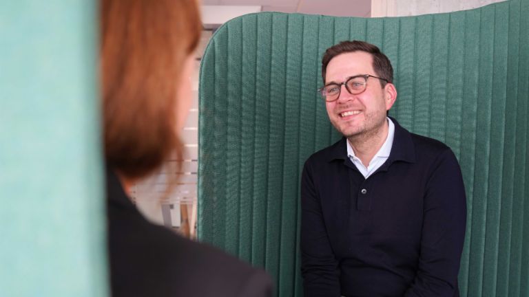Homem em ambiente de escritório durante uma entrevista