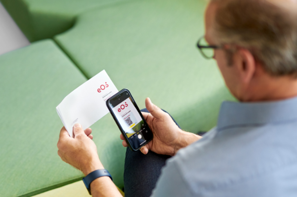 Cobrança justa de dívidas: Um consumidor inadimplente processa o seu pagamento de forma fácil e anónima pelo smartphone.